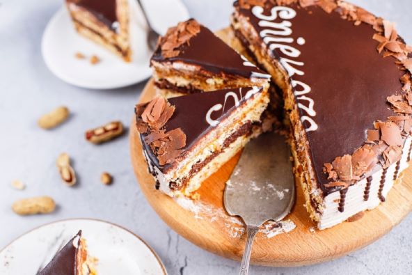 Snickers torta s keksom bez pečenja - desert kojem je teško odoljeti