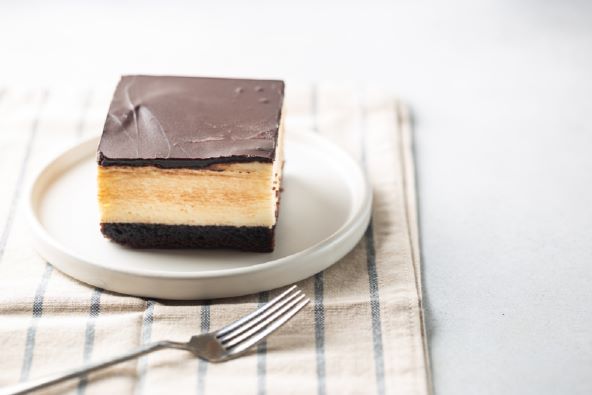 Recept dana: Jednostavne i brze cheesecake kocke s čokoladnom glazurom