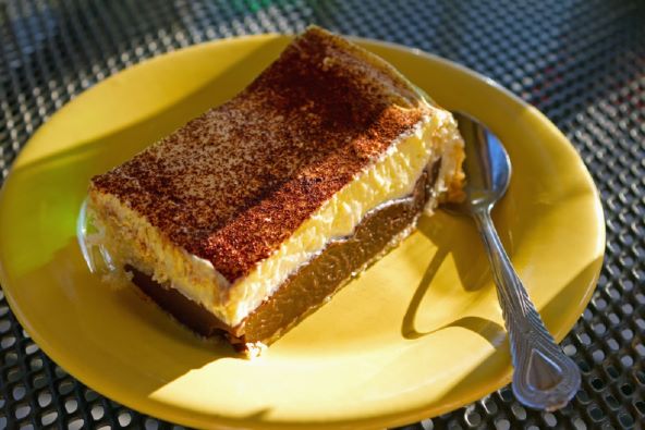 Trostruki užitak - kremasta torta s pudingom, čokoladom i orasima kojoj nećete moći odoljeti