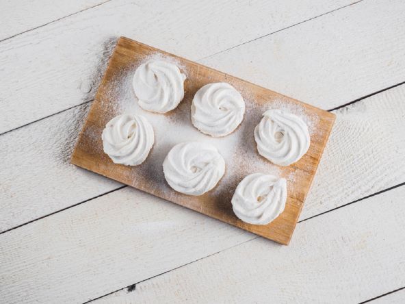 Mini Pavlova od pistacija s kompotom od višanja za slatki vikend