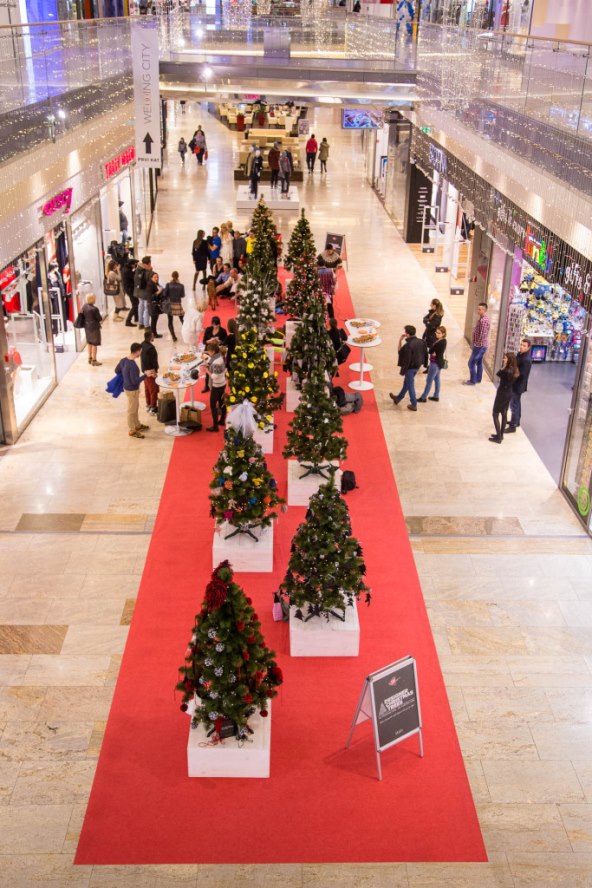 Poznati hrvatski dizajneri okitili božićne jelke u West Gate Shopping Cityju