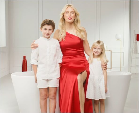 Karolina Kurkova i Lactovit (3).jpg