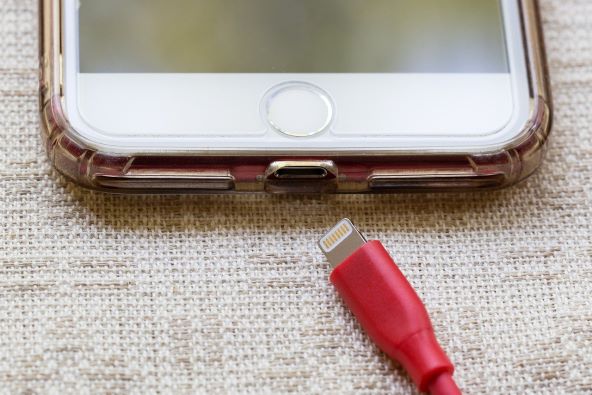 Apple iPhone punjenje punjac.jpg
