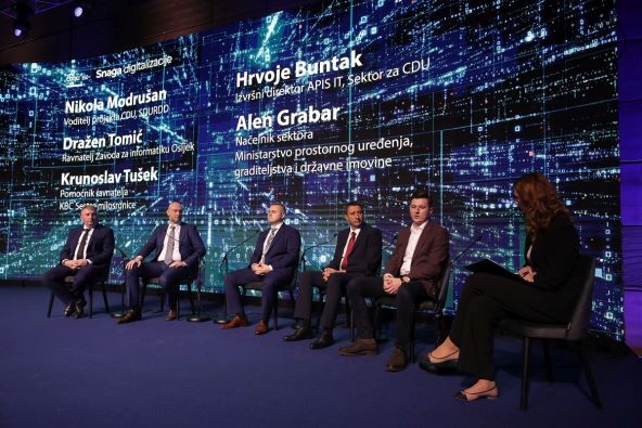 Panel na završnoj konferenciji projekta.JPG
