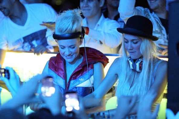 Iris Rajčić uz sestre Nervo partijala u Mansionu