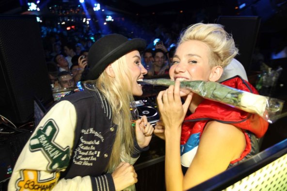 Iris Rajčić uz sestre Nervo partijala u Mansionu