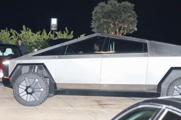 SPECIJALNO ZA MUSKOV CYBERTRUCK Čak mu i dobro stoji