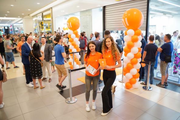 Xiaomi Store Arena Red 2.jpg
