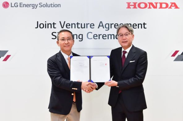 Youngsoo Kwon (LGES) i Toshihiro Mibe (Honda Motor).jpg