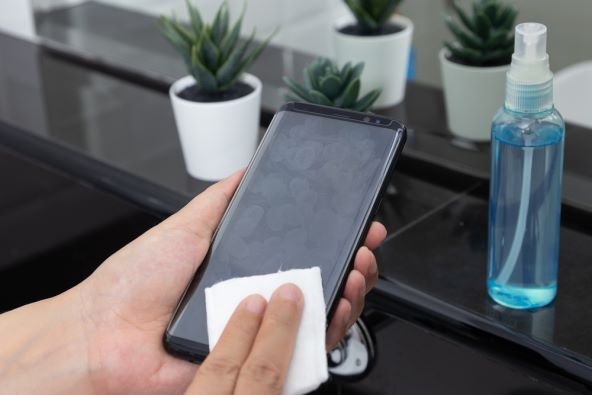 Pametni telefon ciscenje dezinfekcija.jpg