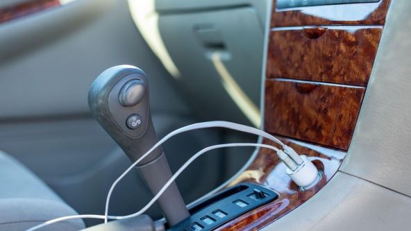 Autopunjac auto punjac punjenje u automobilu (1).jpg