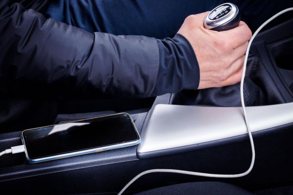 Autopunjac auto punjac punjenje u automobilu (3).jpg