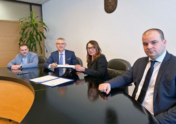 Ugovor o nastavku suradnje TVZ-a i KONČARA potpisali su dekanica TVZ-a Jana Žiljak Gršić i predsjednik Uprave KONČARA Gordan Kolak.jpg
