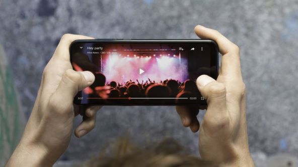 TELEFON VAS OTKRIVA Onako kako držiš telefon, takva si osoba