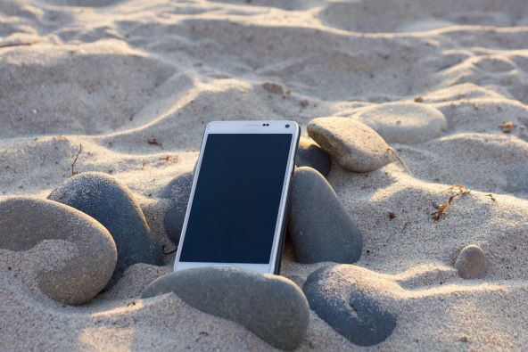 Telefon pijesak plaža.jpg