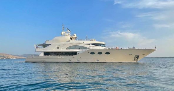 Lotus Yacht_1.jpg