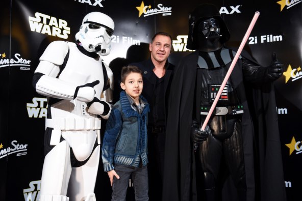 Enes Vejzović, Hrvoje Čermak i Rene Bitorajac izveli sinove na premijeru Star Warsa