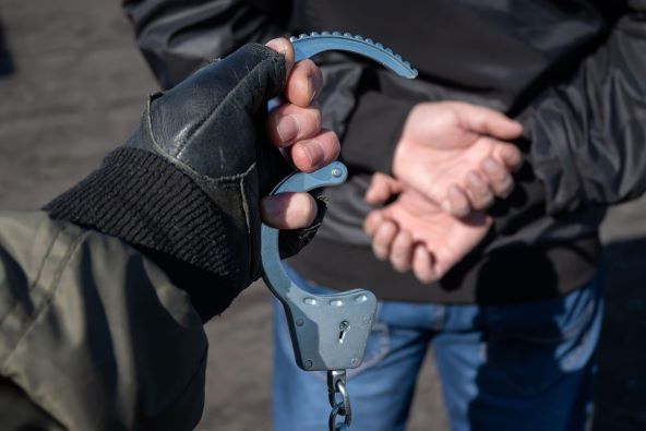 Policija lisice uhićenje.jpg