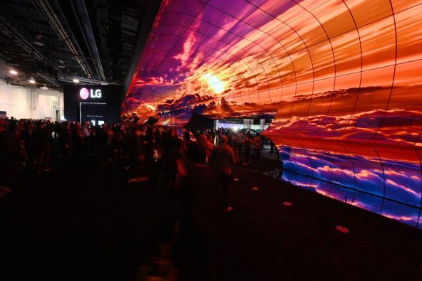 LG OLED-Attractor-02.jpg