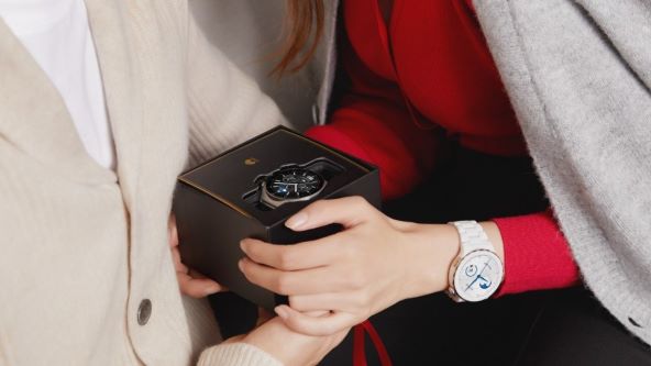 ValentinesDay_Huawei gifting.jpg