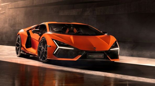 Lamborghini Revuelto.jpg