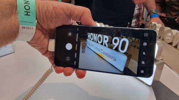 IMPRESIVNA KAMERA OD 200 MPX: Honor u Parizu predstavio seriju 90