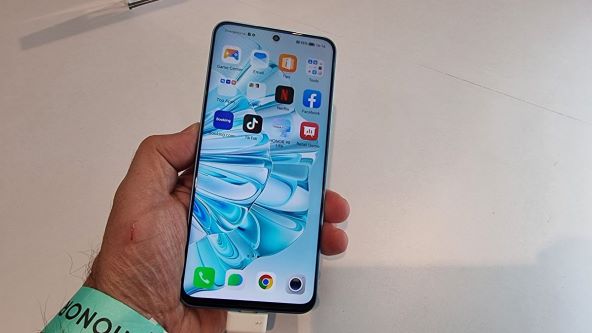 TANAK I LAGAN, A TAKO ZABAVAN: Elegantni pametni telefon