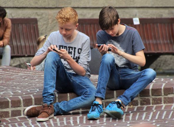 Igranje gaming telefon dijete djeca.jpg