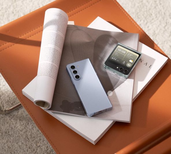 Samsung Galaxy_flip5_fold5_ecosystem_ocean_greenicy_blue_LI.jpg