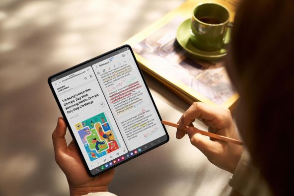Samsung Galaxy_fold5s_pen_hands-on_phantom_black_LI.jpg
