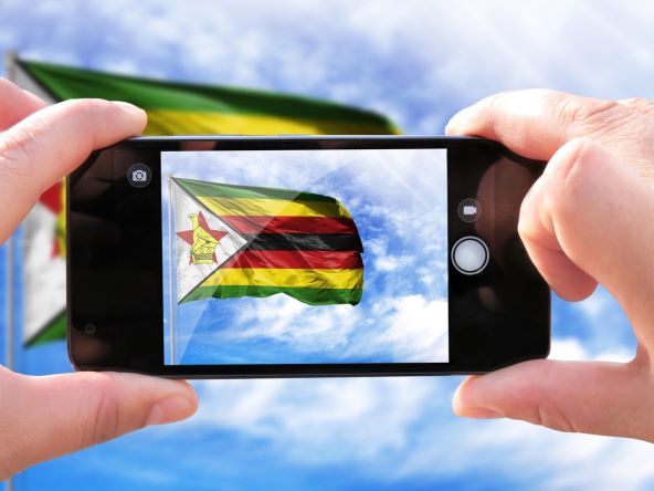 Zimbabve mobitel pametni telefon djevojka zena (1).jpg