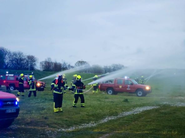 Vatrogasna vježba - fotografija snimljena s zemlje - izvor BSKS Hrvatska.jpg
