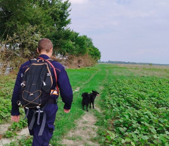 Voditelj K-9 tima i naša Blecky u pretraživanju za nestalom osobom - Izvor BSKS Hrvatska.jpg