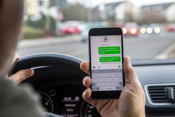 Apple iPhone automobil vožnja.jpg