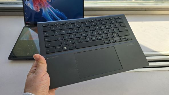 Asus Zenbook Duo UX8406 (8).jpg