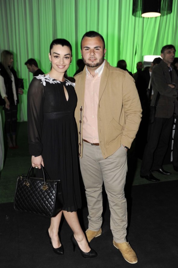 Jelena Veljača i Sementa Rajhard: poljubac na pisti