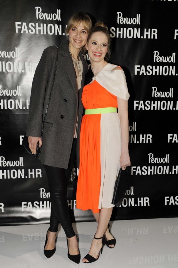 Jelena Veljača i Sementa Rajhard: poljubac na pisti