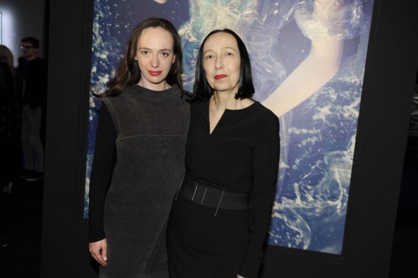 Jelena Veljača i Sementa Rajhard: poljubac na pisti