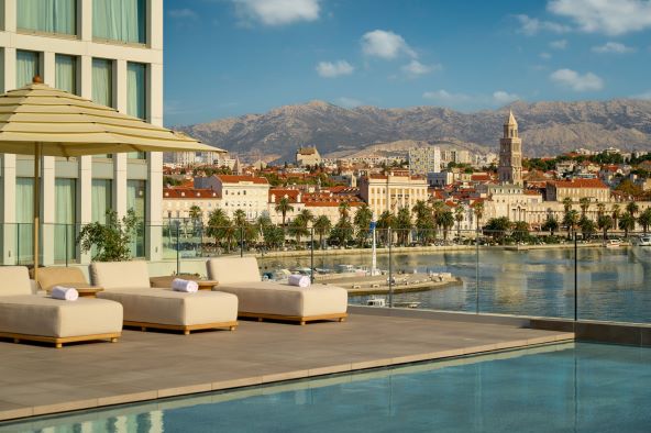 HOTEL AMBASADOR_Pool terrace 3.jpg