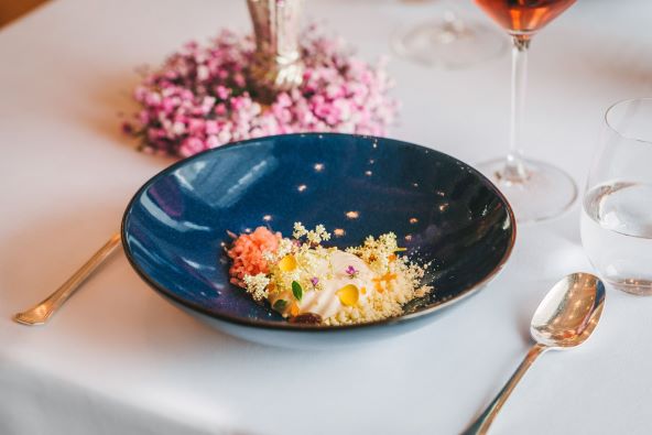 Mousse od bazge, gel od karameliziranoga grejpa, crumble od bijele čokolade i bazge, biskvit od badema i grejpa.jpg