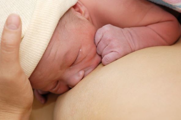 odgadanje-kupanja-beba-odmah-po-porodu-pozitivno-utjece-na-dojenje