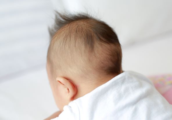 zašto se neke bebe rađaju s kosom, a neke ćelave?