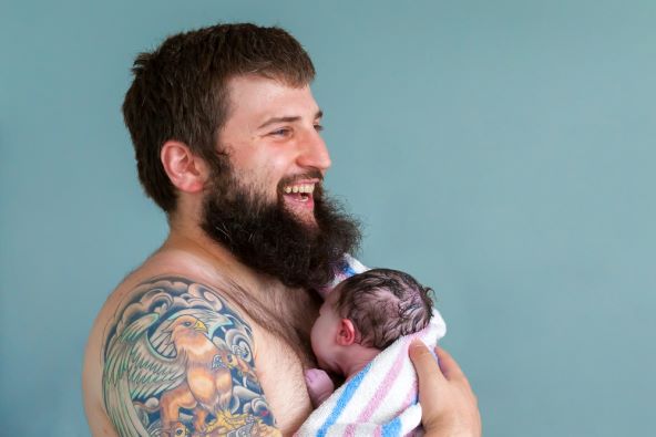 Kontakt koža na kožu pozitivno utječe i na mame i na bebe