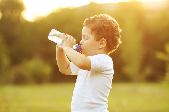 6 savjeta kako natjerati dijete da pije više vode