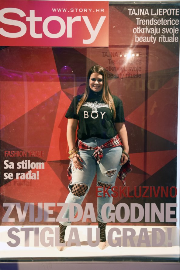 LUCIJA LUGOMER Čarape izazivale poglede ispod uskih poderanih traperica