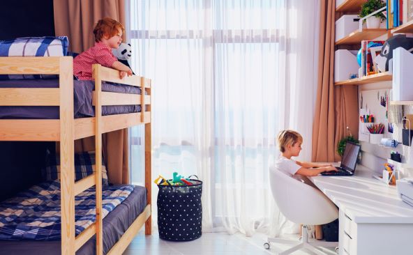 Kako pomoći starijoj djeci da lakše dijele sobu s mlađim bratom ili sestrom
