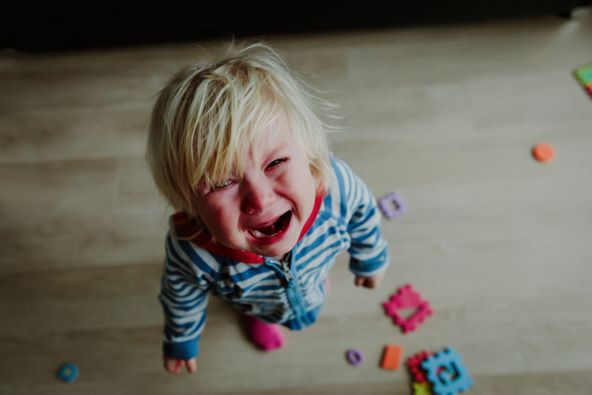 Što napraviti kad se dijete ima tantrum za vrijeme odijevanja