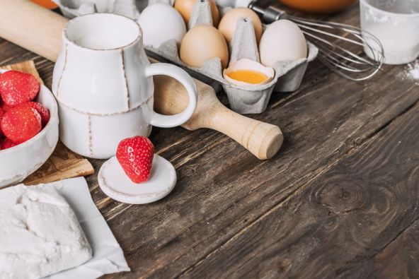 recept za jednostavnu i osvježavajuću tortu od sira i jagoda