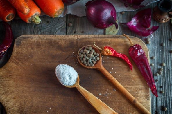 kad-je-vrijeme-da-bacite-kuhacu-ili-drvenu-daksu-za-rezanje