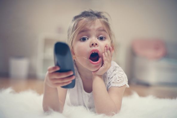 stručnjaci savjetuju koliko bi sati djeca smjela provesti ispred televizora